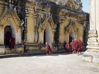 Buddhist monks in front of the Maha Aung Mye Bon San pagoda, Mandalay • Myanmar